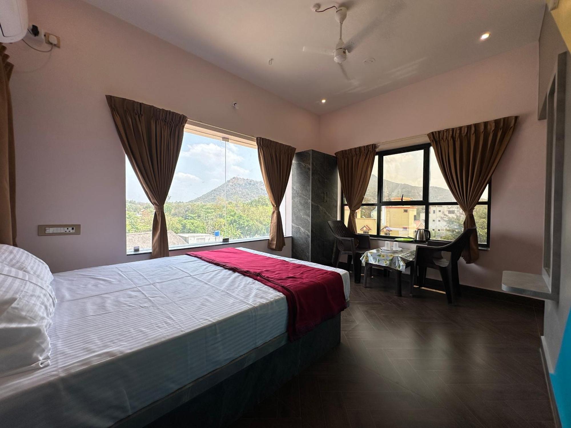 Om Lingeswaran Home Stay Тируваннамалай Экстерьер фото
