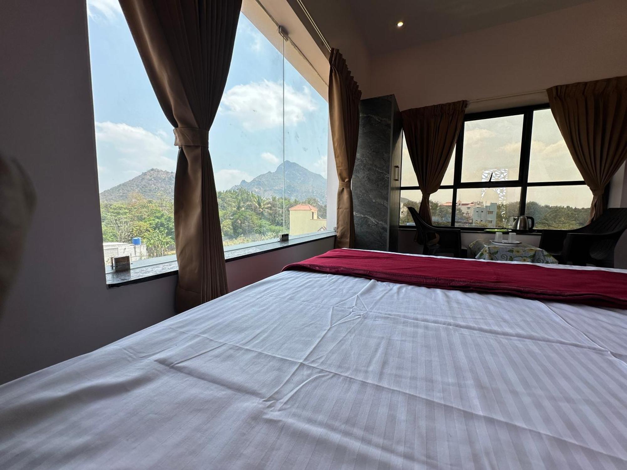 Om Lingeswaran Home Stay Тируваннамалай Экстерьер фото