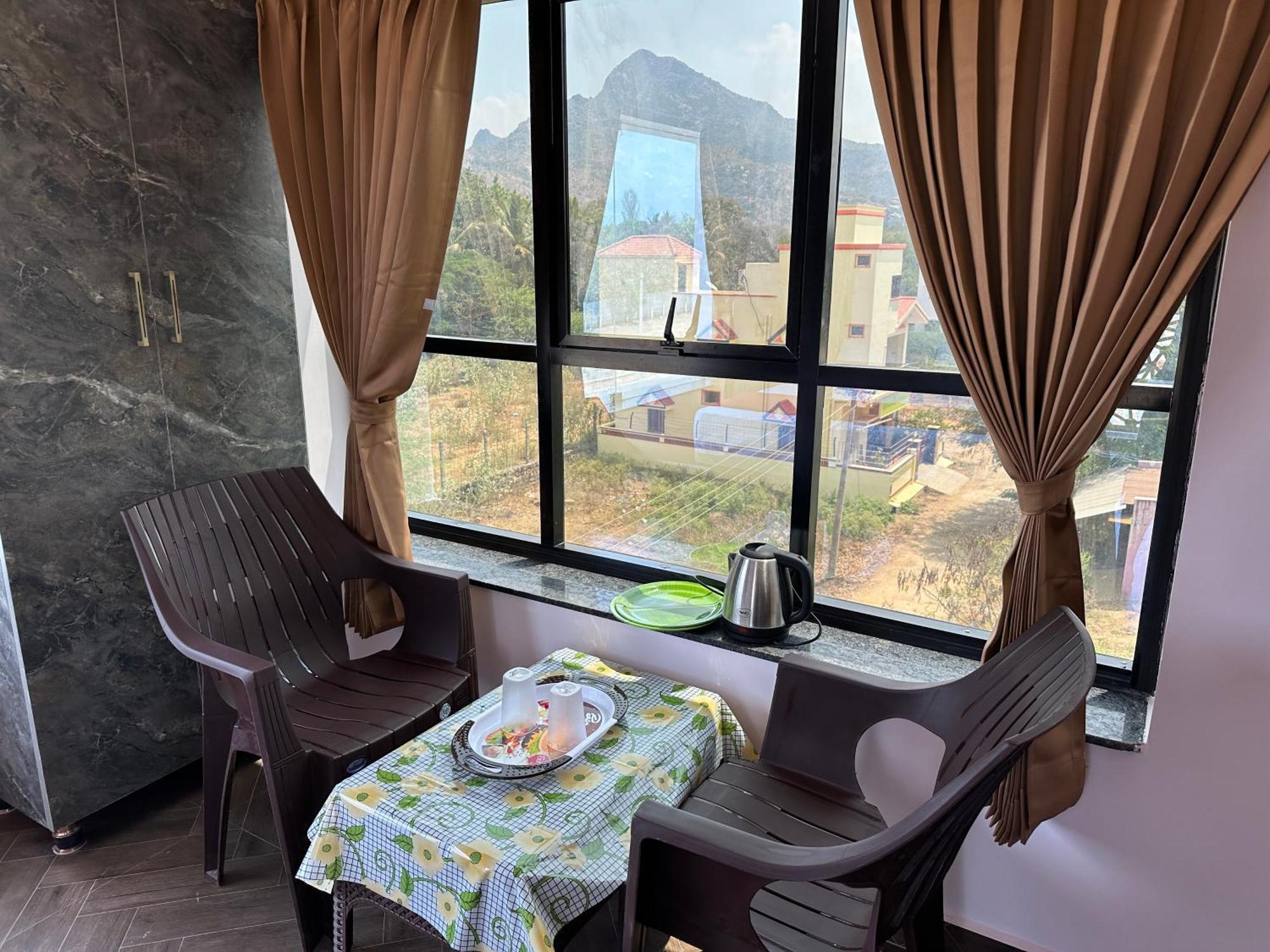 Om Lingeswaran Home Stay Тируваннамалай Экстерьер фото